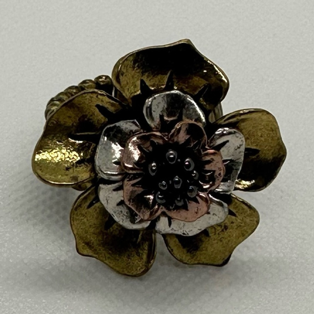Vintage 80s-Style Floral Ring with Gold Petals and Elastic Metal Band